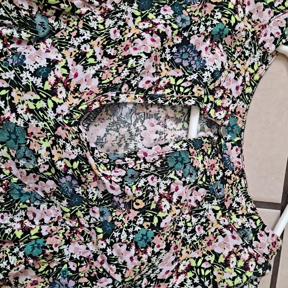 Floral Ruffle top - Picture 7 of 7